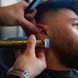 Intanto il 25enne dipendente Gaetano � all�opera sul viso di un cliente dalla barba �sfumata�. �La macchinetta � ci spiega � serve a sfoltire il �grosso�...